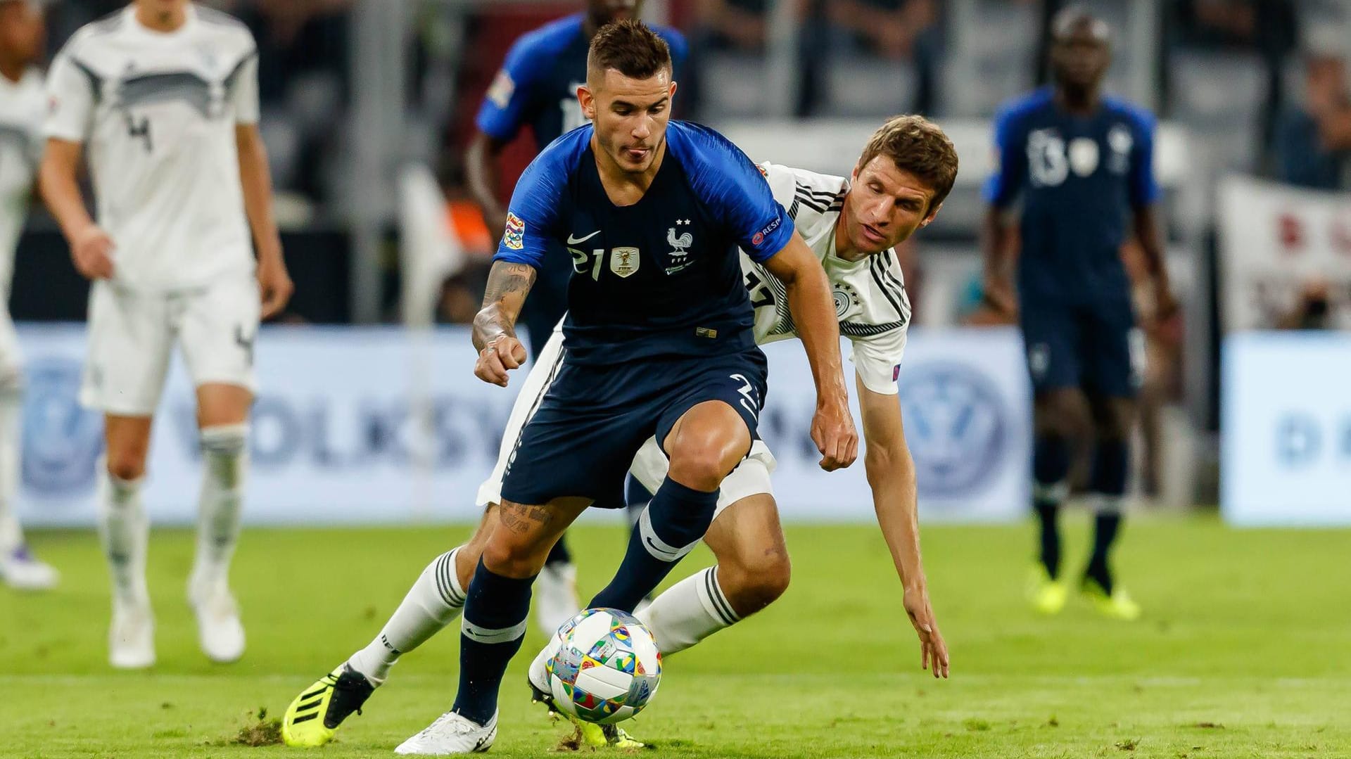 Lucas Hernandez 2018 im Duell mit Thomas Müller: Bald werden sie bei den Bayern zusammenspielen.