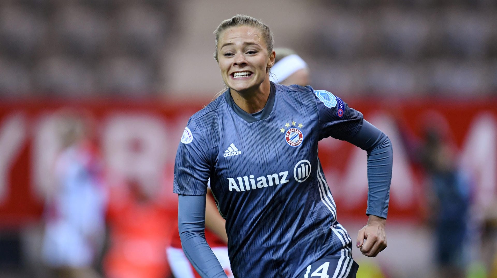 Jubel bei Torschützin Fridolina Rolfö: Die Frauen des FC Bayern stehen erstmals im Halbfinale der Champions League. Jubel bei Torschützin Fridolina Rolfö: Die Frauen des FC Bayern stehen erstmals im Halbfinale der Champions League.