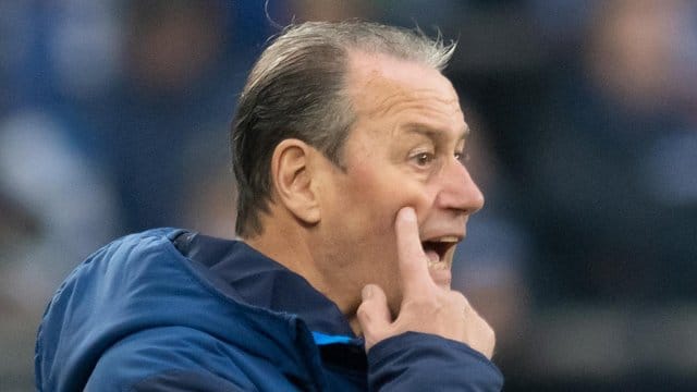 Schalkes Interims-Trainer Huub Stevens will Mittelfeldspieler Nabil Bentaleb eine neuen Chance geben. Schalkes Interims-Trainer Huub Stevens will Mittelfeldspieler Nabil Bentaleb eine neuen Chance geben.