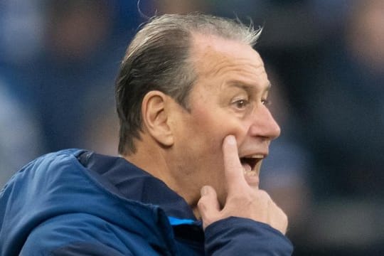 Schalkes Interims-Trainer Huub Stevens will Mittelfeldspieler Nabil Bentaleb eine neuen Chance geben.