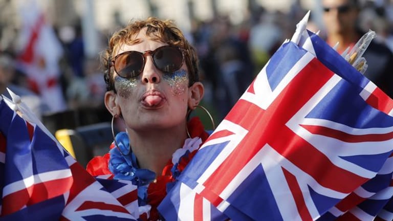 Eine Brexit-Anhängerin streckt dem Fotografen vor dem Parlament in Westminster die Zunge heraus.