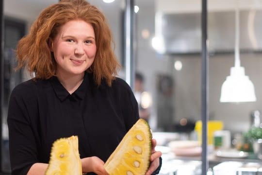 Verena Bahlsen mit einer aufgeschnittenen Jackfrucht