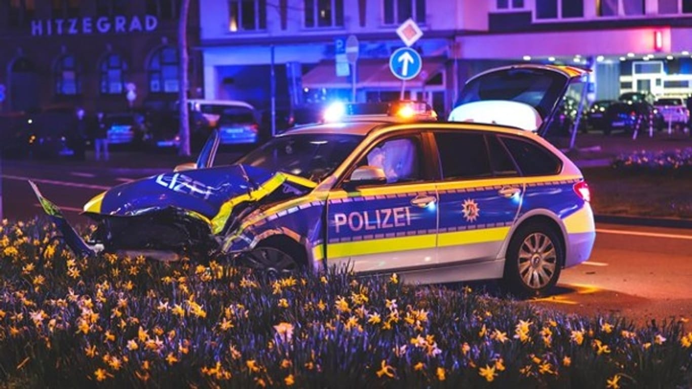 Beim Zusammenstoß eines Streifenwagens mit einem Auto sind in Wuppertal fünf Menschen verletzt worden.