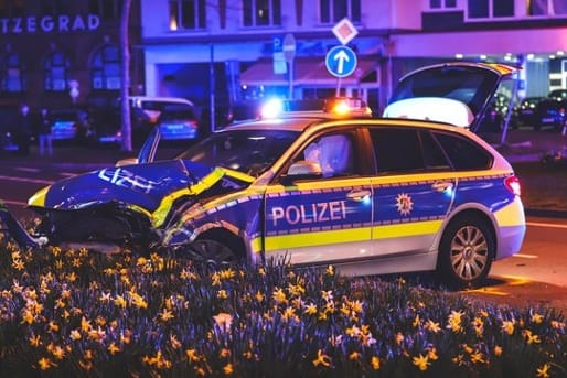 Beim Zusammenstoß eines Streifenwagens mit einem Auto sind in Wuppertal fünf Menschen verletzt worden.