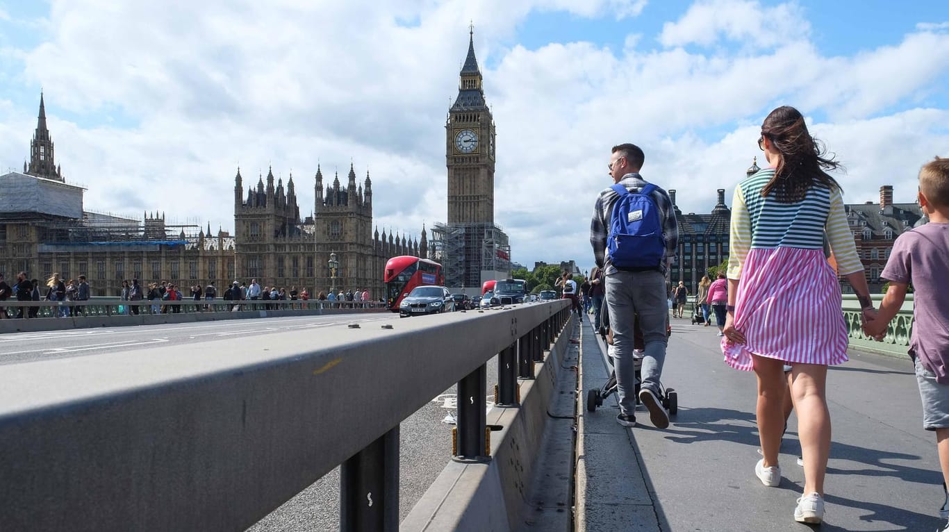Touristen vor dem Big Ben: Verschiebt sich der Brexit, um ein paar Wochen, ändert sich für Urlauber zunächst wenig.