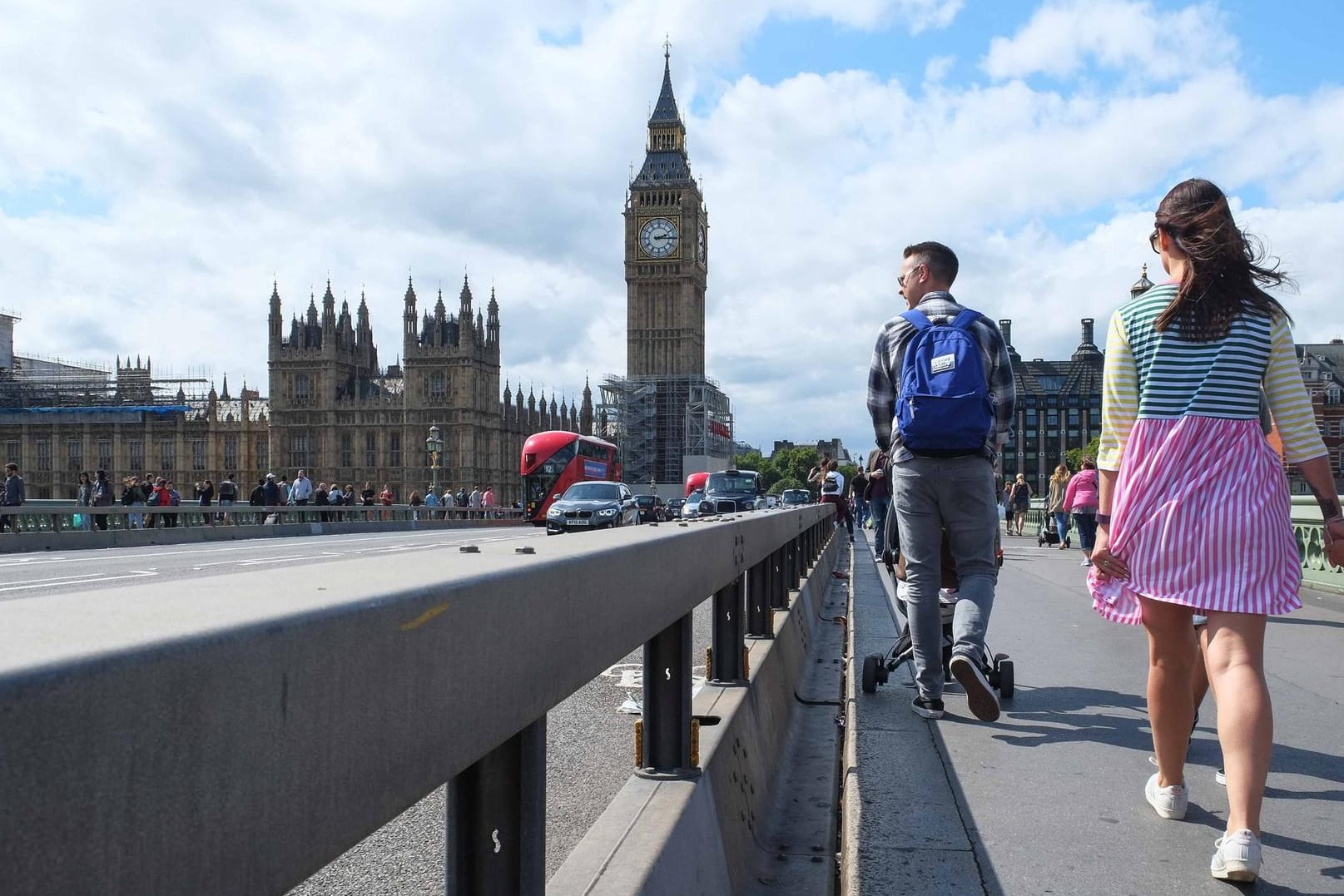 Touristen vor dem Big Ben: Verschiebt sich der Brexit, um ein paar Wochen, ändert sich für Urlauber zunächst wenig.