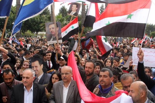 Protest in Syrien gegen US-Präsident Trumps unterzeichnete Proklamation, welche die Golanhöhen als Staatsgebiet Israels anerkennt.
