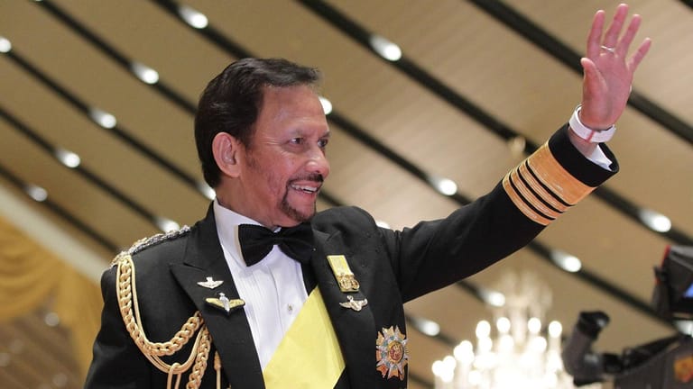 Hassanal Bolkiah (Archivbild): Auf Beschluss der Regierung und mit Billigung des autoritär herrschenden Sultans droht Homosexuellen in Brunei zukünftig die Todesstrafe.
