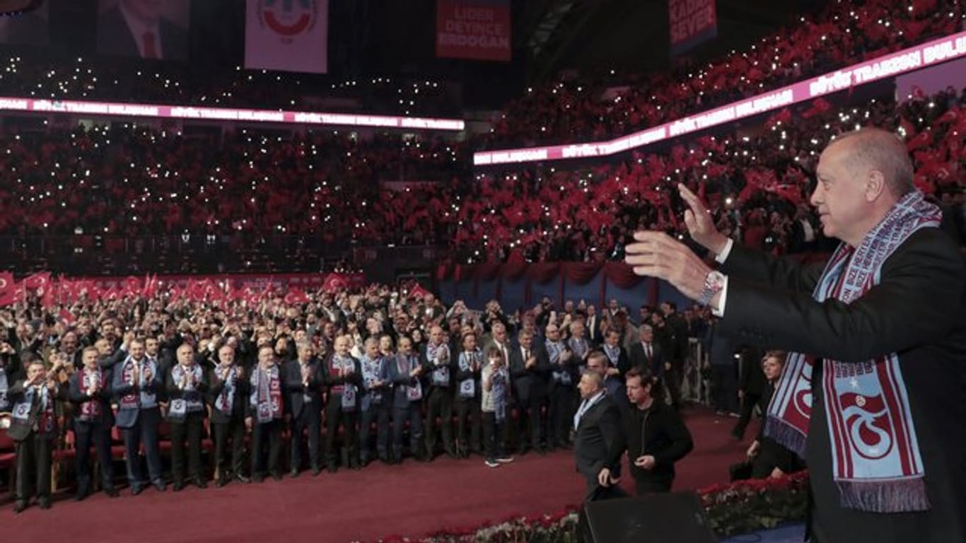 Recep Tayyip Erdogan (r), Präsident der Türkei, begrüßt Unterstützer: Am 31.