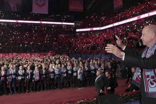 Recep Tayyip Erdogan (r), Präsident der Türkei, begrüßt Unterstützer: Am 31.