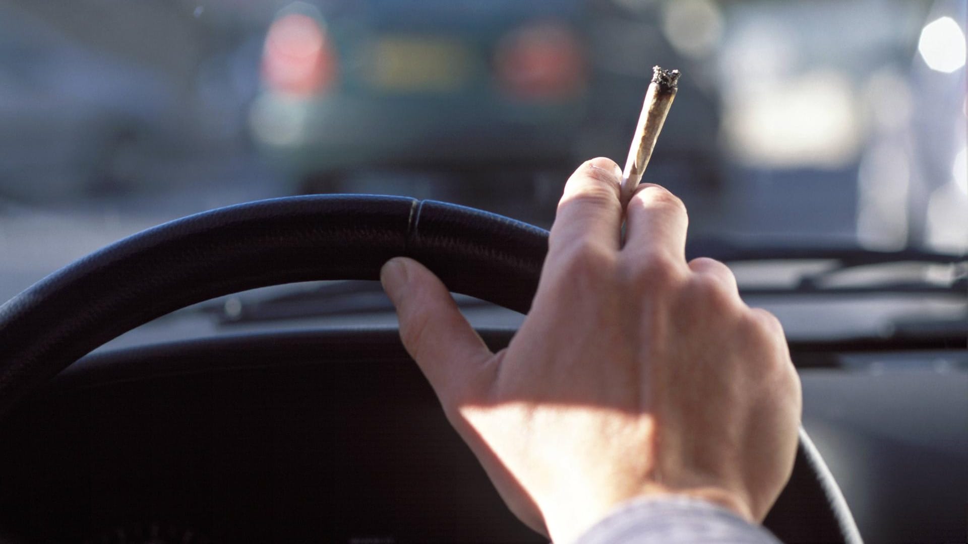 Unter Drogen ist ein 24-Jähriger im Kreis Bitburg mit einem Kleinkind im Auto unterwegs gewesen. (Symbolbild)