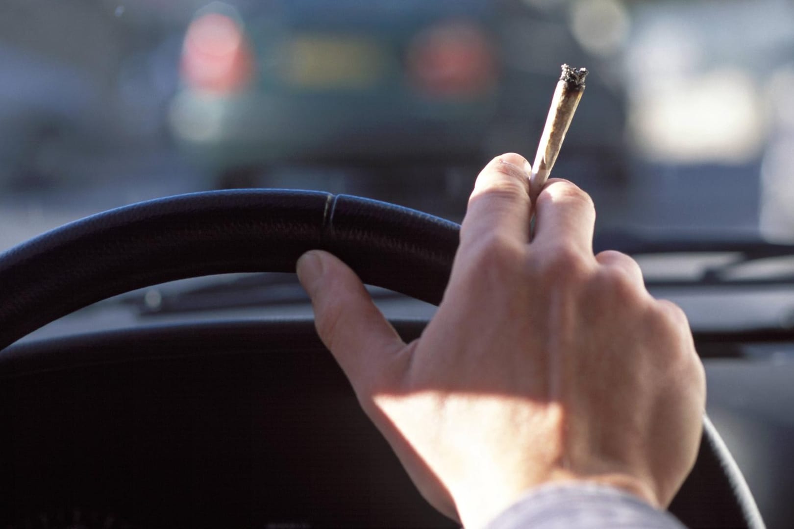 Unter Drogen ist ein 24-Jähriger im Kreis Bitburg mit einem Kleinkind im Auto unterwegs gewesen. (Symbolbild)
