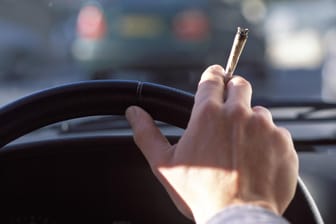 Unter Drogen ist ein 24-Jähriger im Kreis Bitburg mit einem Kleinkind im Auto unterwegs gewesen. (Symbolbild)