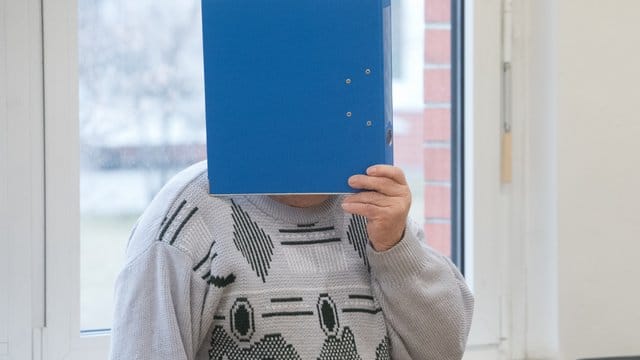 Der Mann steht wegen des Verdachts des sexuellen Missbrauchs seiner drei Enkeltöchter vor Gericht. Der Mann steht wegen des Verdachts des sexuellen Missbrauchs seiner drei Enkeltöchter vor Gericht.