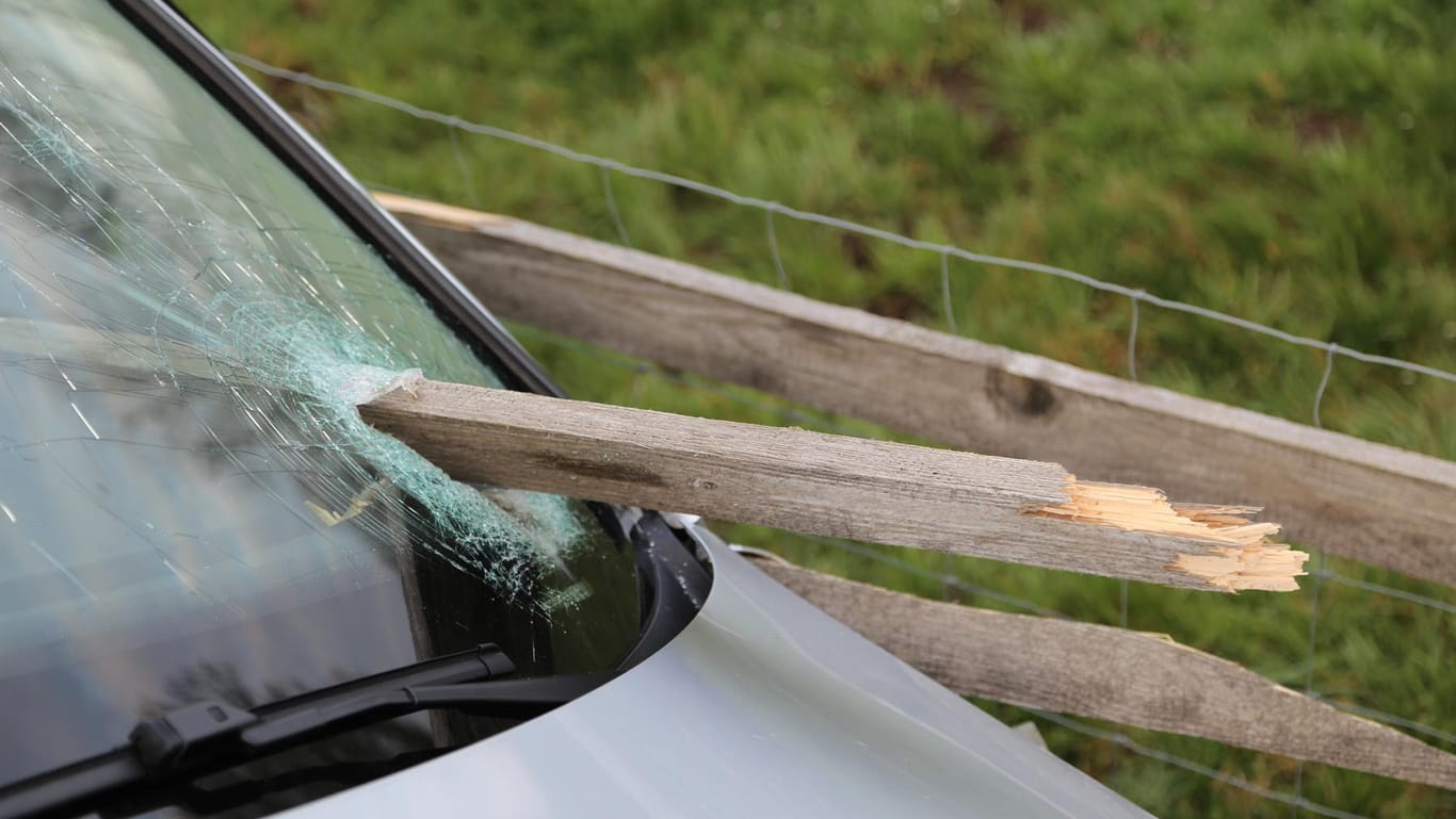 Bayern: Ein Auto steht nach einem Unfall mit einer Zaunlatte in der Windschutzscheibe auf der Böschung neben der Bundesstraße 16.