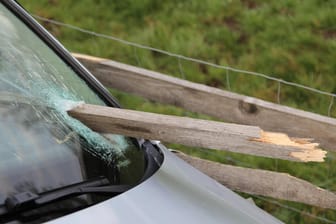 Bayern: Ein Auto steht nach einem Unfall mit einer Zaunlatte in der Windschutzscheibe auf der Böschung neben der Bundesstraße 16.