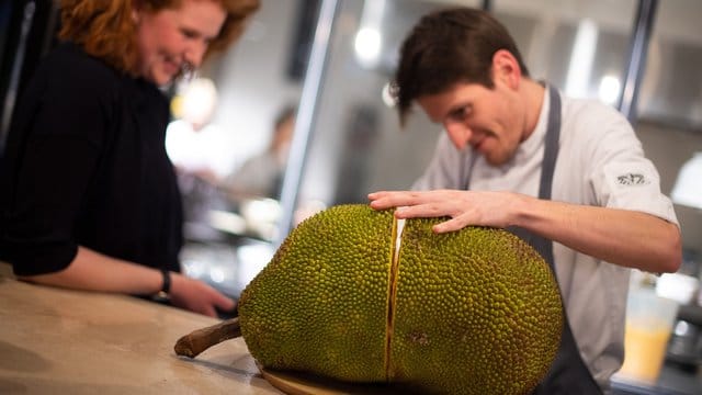 Verena Bahlsen (l) mit einer Jackfrucht im Restaurant "Hermann's".