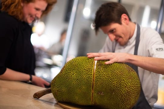 Verena Bahlsen (l) mit einer Jackfrucht im Restaurant "Hermann's".