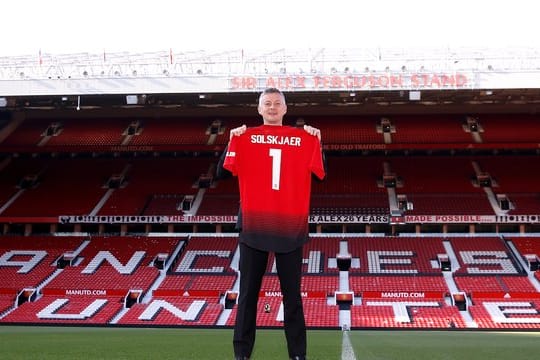 Manchester United hat seinen bisherigen Interimstrainer Ole Gunnar Solskjaer dauerhaft als Coach verpflichtet.