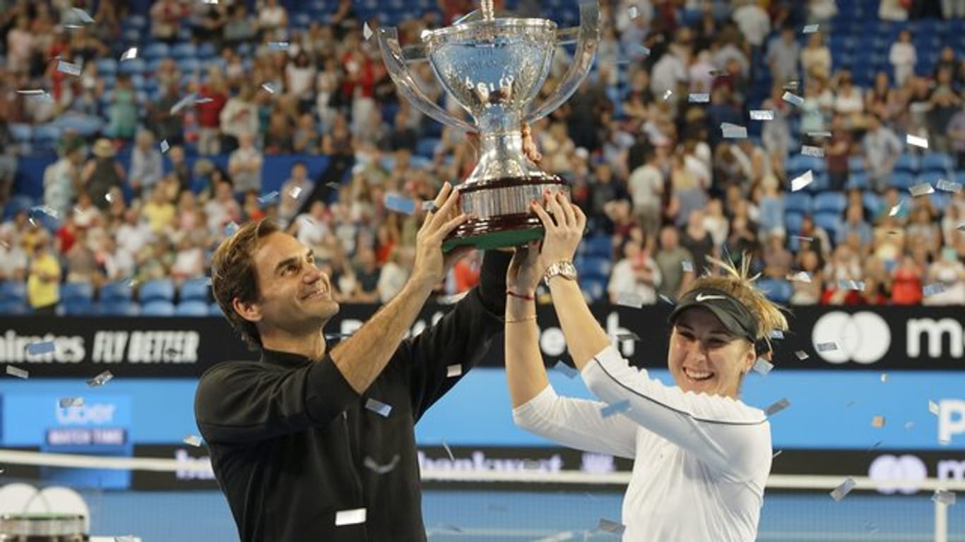 Belinda Bencic und Roger Federer feiern in Perth den Sieg beim Hopman Cup.