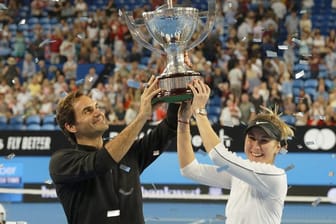 Belinda Bencic und Roger Federer feiern in Perth den Sieg beim Hopman Cup.