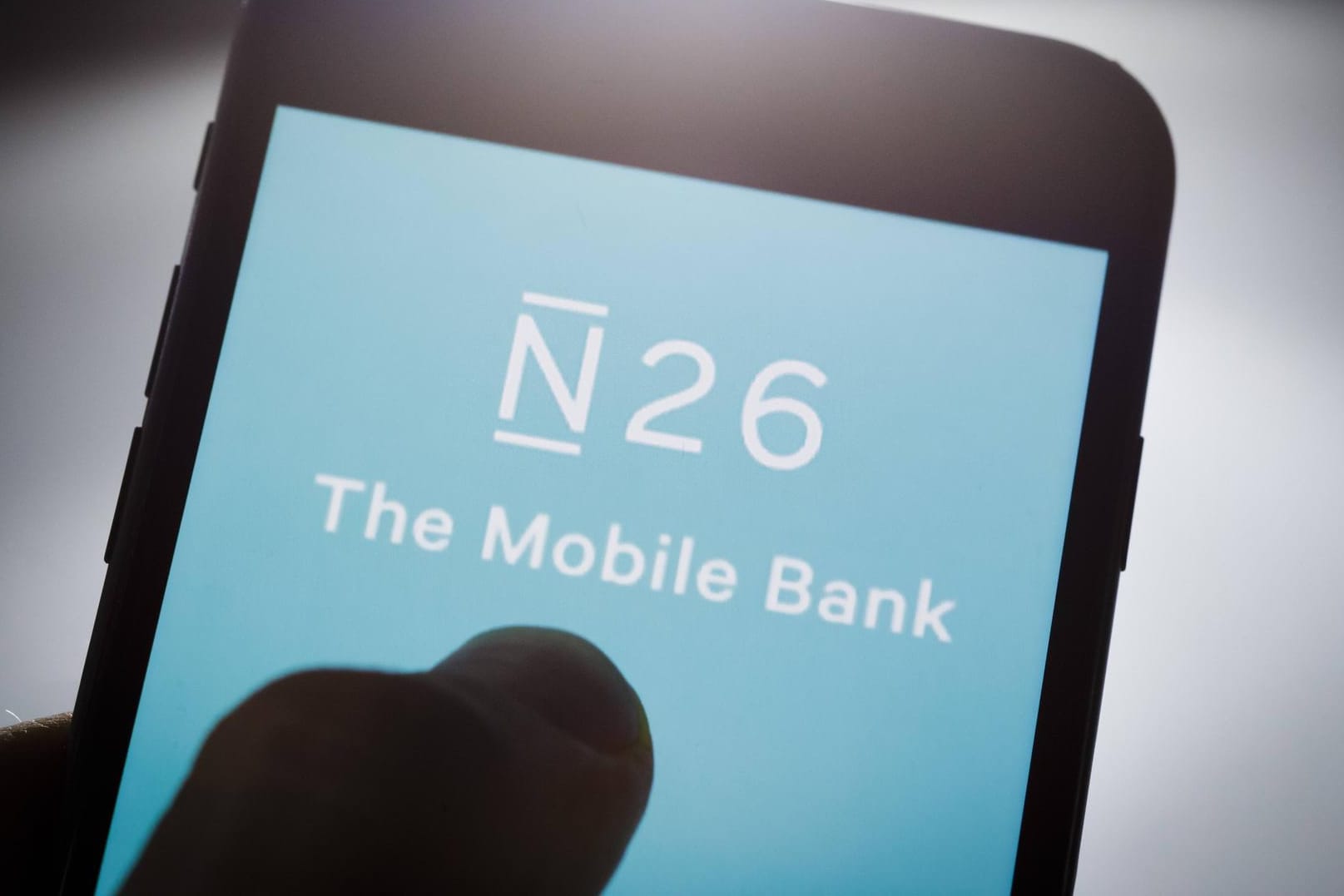 Das Logo der N26 Bank GmbH wird auf einem Smartphone angezeigt: Das gefeierte Fintech-Start-up steht wegen seines Kundenservices in der Kritik.