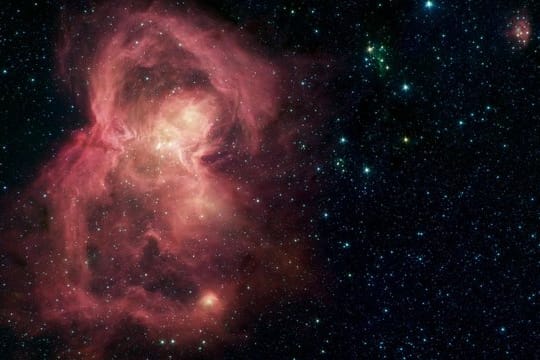 Eine Infrarotfotografie des "Spitzer"-Weltraumteleskops zeigt einen rotgefärbten Gasnebel in Schmetterlingsform.