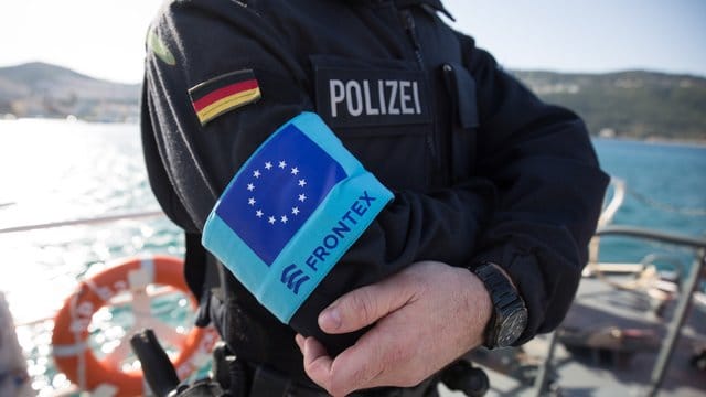 Ein Beamter der Bundespolizei See steht im Hafen der Insel Samos auf dem Vordeck des Streifenboots BP 62 "Uckermark".