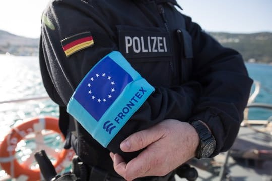 Ein Beamter der Bundespolizei See steht im Hafen der Insel Samos auf dem Vordeck des Streifenboots BP 62 "Uckermark".