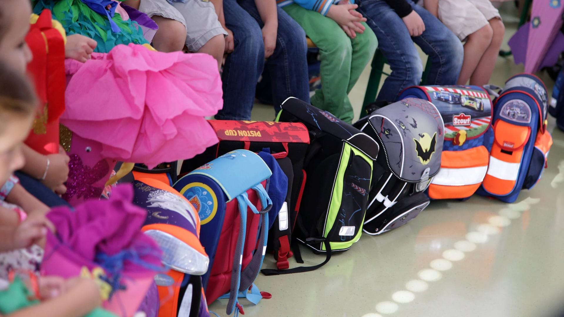 Ranzen und Taschen bei einer Einschulung: Nicht alle Schulranzen überzeugten "Öko-Test" in einer Untersuchung. (Symbolbild)