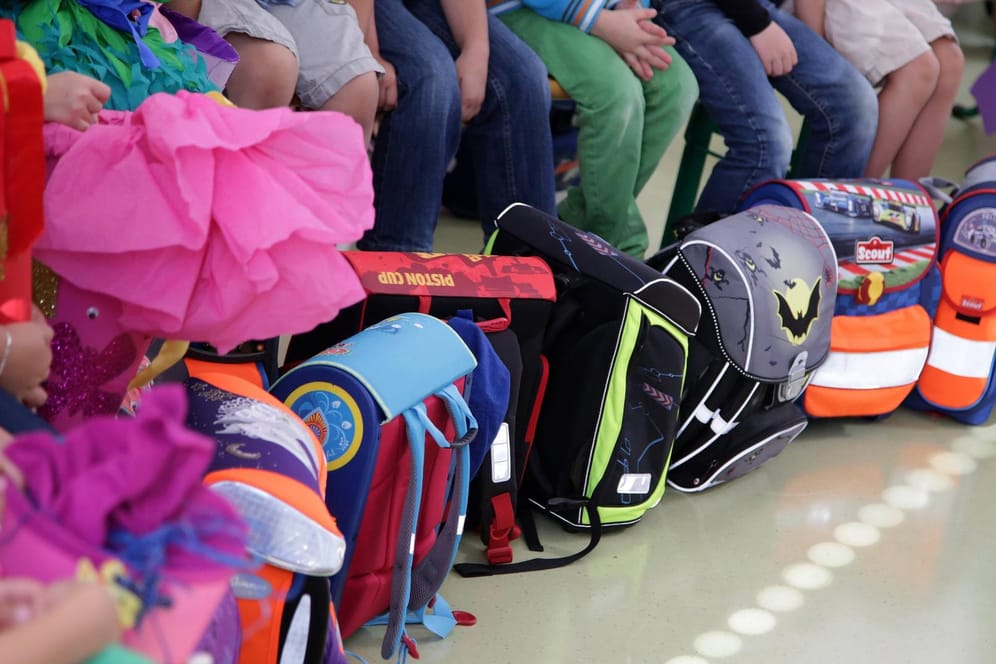 Ranzen und Taschen bei einer Einschulung: Nicht alle Schulranzen überzeugten "Öko-Test" in einer Untersuchung. (Symbolbild)