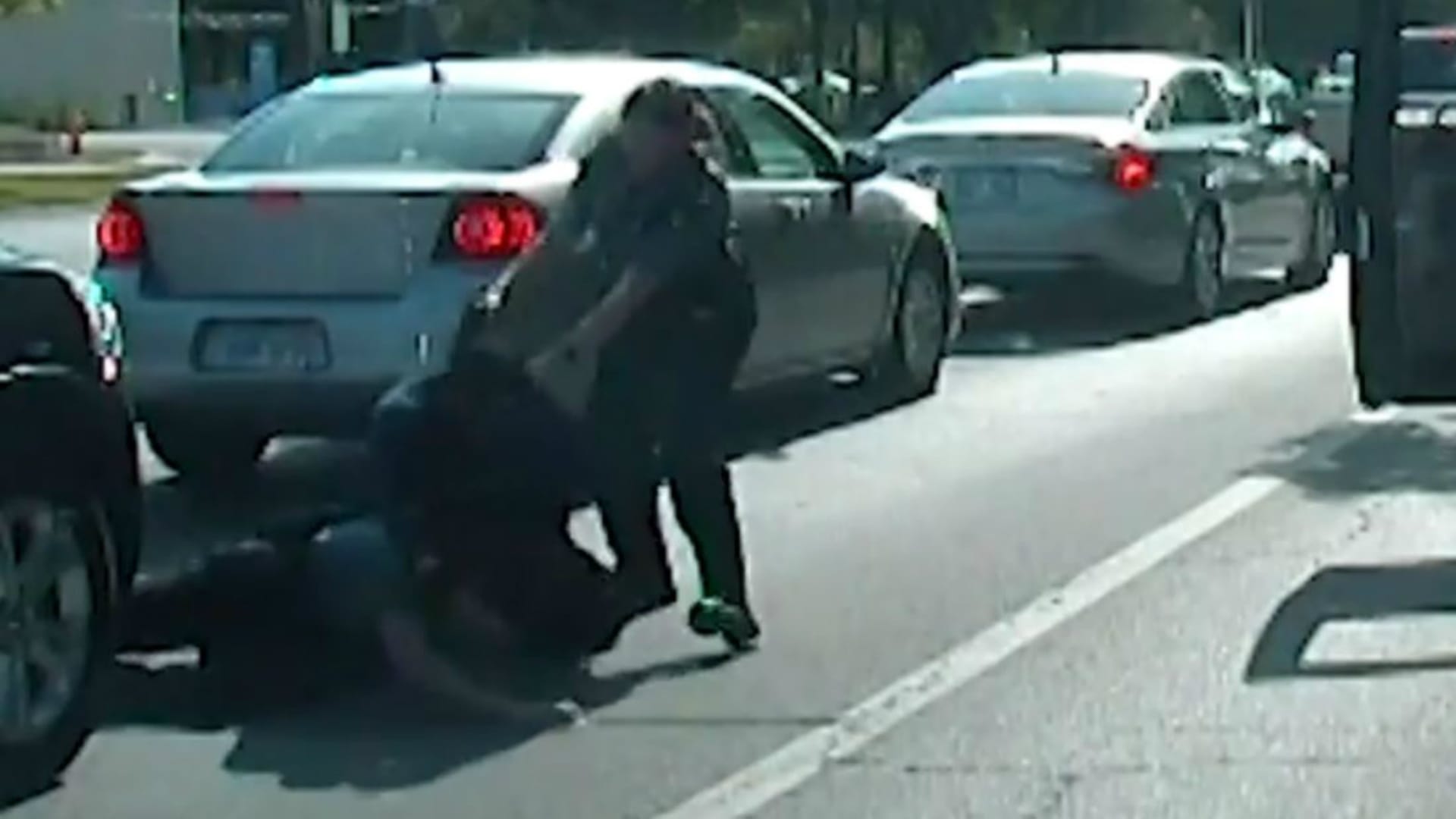 Screenshot aus dem Video der Polizei: Die Polizistin zielt mit einer Waffe auf die Schulterpartie des aggressiven Autofahrers. Screenshot aus dem Video der Polizei: Die Polizistin zielt mit einer Waffe auf die Schulterpartie des aggressiven Autofahrers.