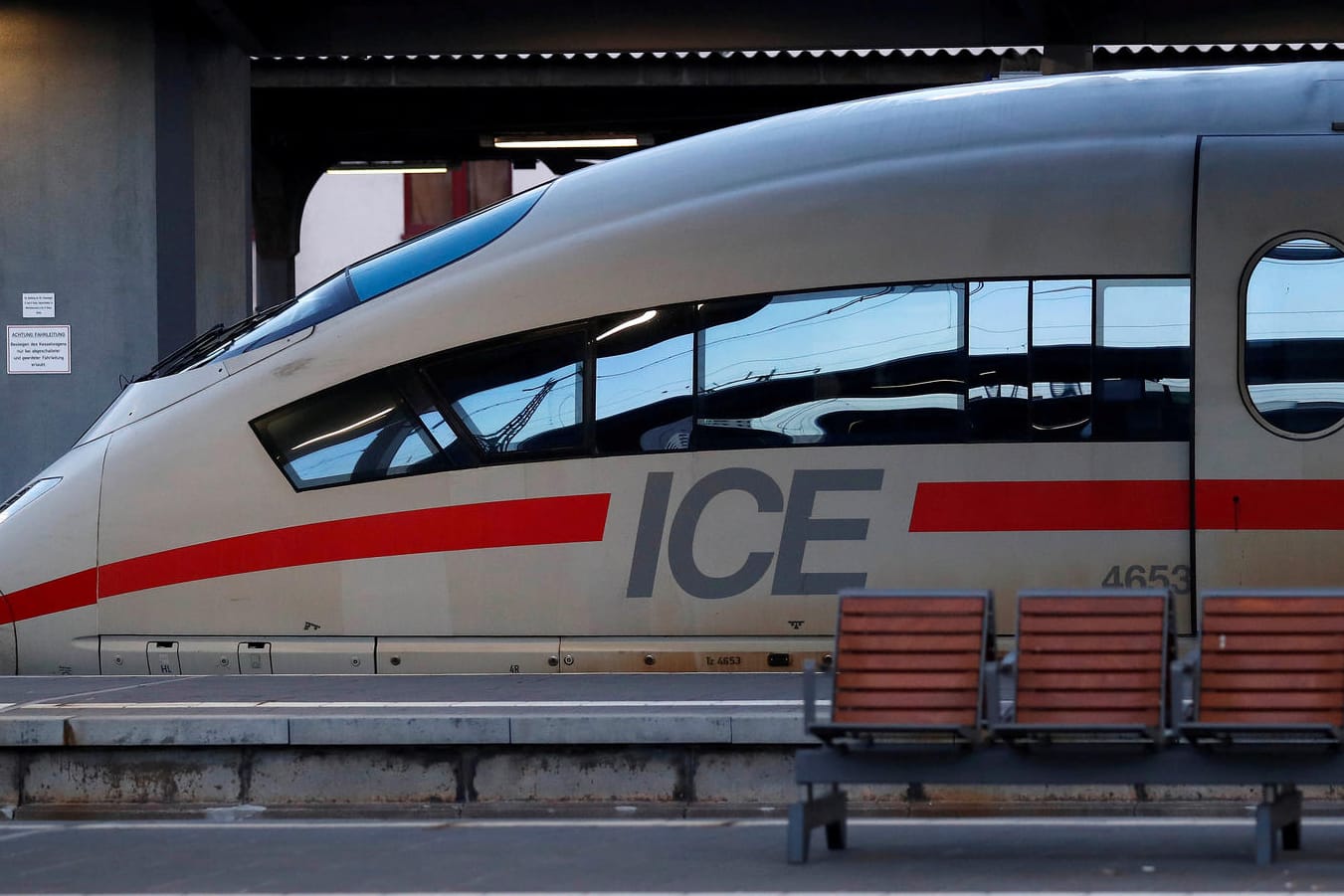 Ein ICE in Frankfurt: Zwei Anschläge sollen darauf abgezielt haben, so viele Menschen wie möglich zu verletzen oder zu töten. Nun wurden mehrere Verdächtige festgenommen.