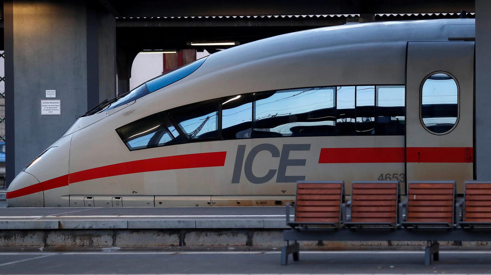 Ein ICE in Frankfurt: Zwei Anschläge sollen darauf abgezielt haben, so viele Menschen wie möglich zu verletzen oder zu töten. Nun wurden mehrere Verdächtige festgenommen. Ein ICE in Frankfurt: Zwei Anschläge sollen darauf abgezielt haben, so viele Menschen wie möglich zu verletzen oder zu töten. Nun wurden mehrere Verdächtige festgenommen.