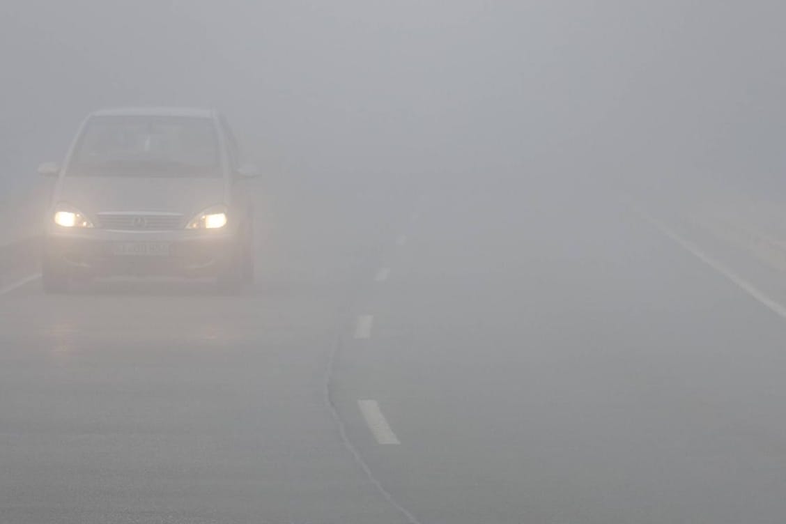 Nebel auf der Landstraße: Sich an der Beleuchtung anderer Verkehrsteilnehmer zu orientieren, ist eine ganz schlechte Idee.