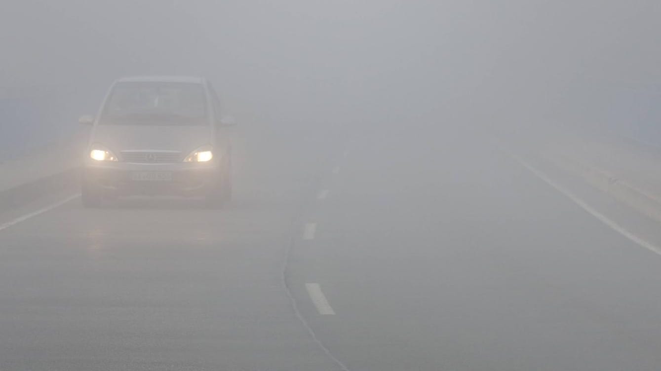 Nebel auf der Landstraße: Sich an der Beleuchtung anderer Verkehrsteilnehmer zu orientieren, ist eine ganz schlechte Idee.