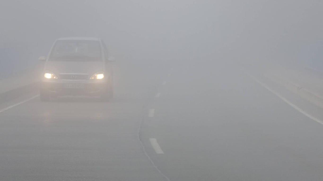Nebel auf der Landstraße: Sich an der Beleuchtung anderer Verkehrsteilnehmer zu orientieren, ist eine ganz schlechte Idee.