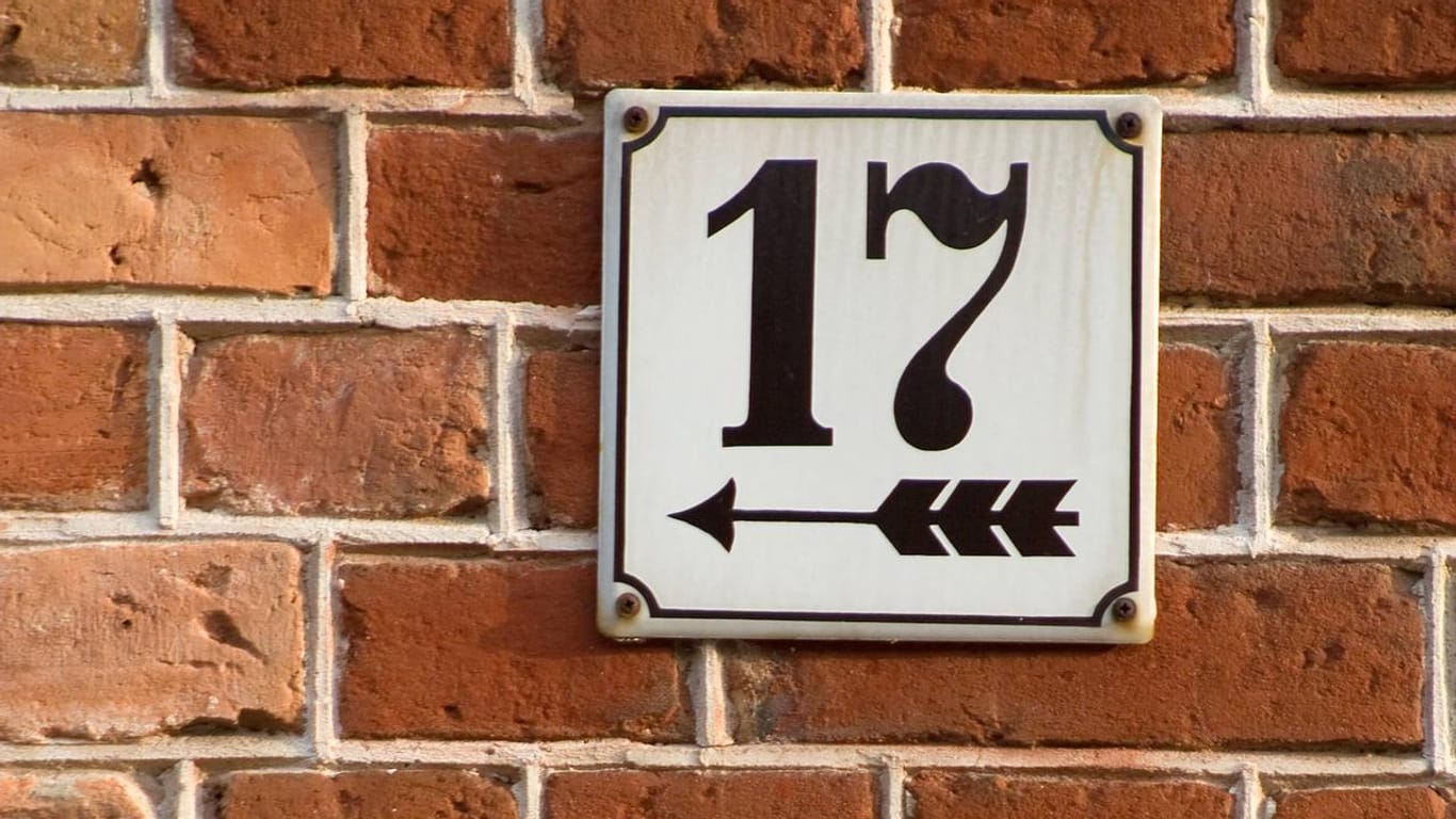 Hausnummer mit Pfeil darunter: In Europa verbreiteten sich Hausnummern im 18. Jahrhundert.