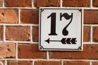 Hausnummer mit Pfeil darunter: In Europa verbreiteten sich Hausnummern im 18. Jahrhundert.