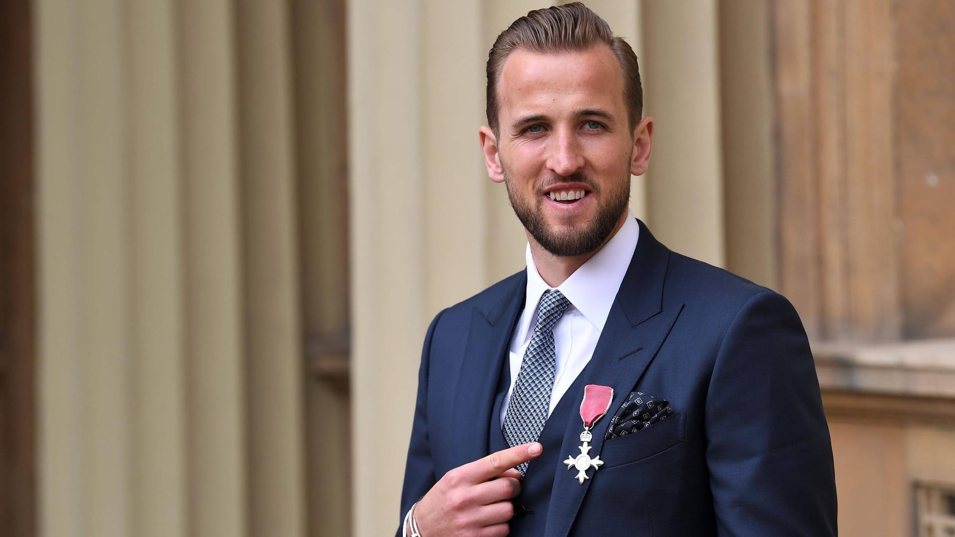 Besondere Ehre: Harry Kane wurde von Prinz William im Buckingham Palast mit dem britischen Ritterorden (MBE) ausgezeichnet. Besondere Ehre: Harry Kane wurde von Prinz William im Buckingham Palast mit dem britischen Ritterorden (MBE) ausgezeichnet.