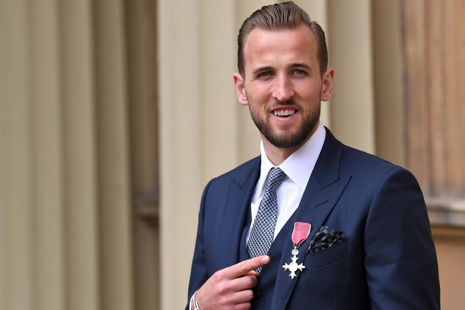 Besondere Ehre: Harry Kane wurde von Prinz William im Buckingham Palast mit dem britischen Ritterorden (MBE) ausgezeichnet.