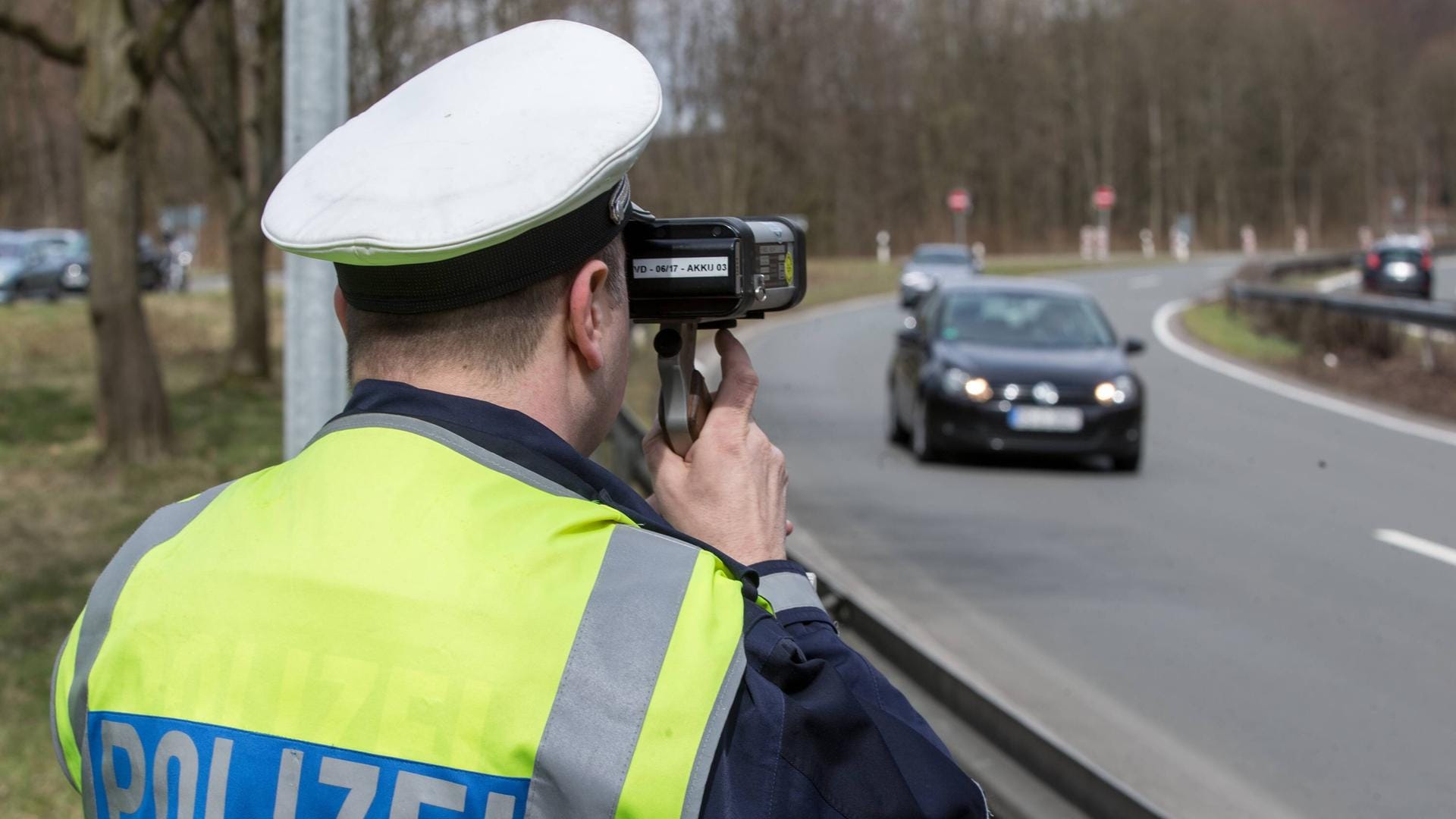 Bei einer Kontrollaktion in Hessen hat die Polizei einen Raser geblitzt, der fast doppelt so schnell als erlaubt gefahren ist. (Symbolbild)