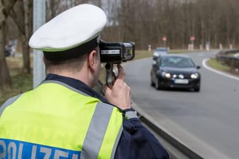 Bei einer Kontrollaktion in Hessen hat die Polizei einen Raser geblitzt, der fast doppelt so schnell als erlaubt gefahren ist. (Symbolbild)