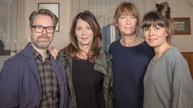 Die Schauspieler Matthias Matschke (Burkhardt Weißwerth, l-r), Iris Berben (Vera), Sherry Hormann (Regie) und Svenja Liesau (Anne), zieht es ins Alte Land.