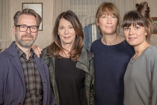 Die Schauspieler Matthias Matschke (Burkhardt Weißwerth, l-r), Iris Berben (Vera), Sherry Hormann (Regie) und Svenja Liesau (Anne), zieht es ins Alte Land.