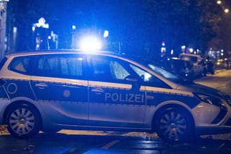 Einsatz wegen Kollegen: In Augsburg hatten Polizisten auf Kneipentour grundlos einen Senegalesen angegriffen. Das Urteil bedeutet, dass sie ihren Beamtenstatus zunächst nicht verlieren.