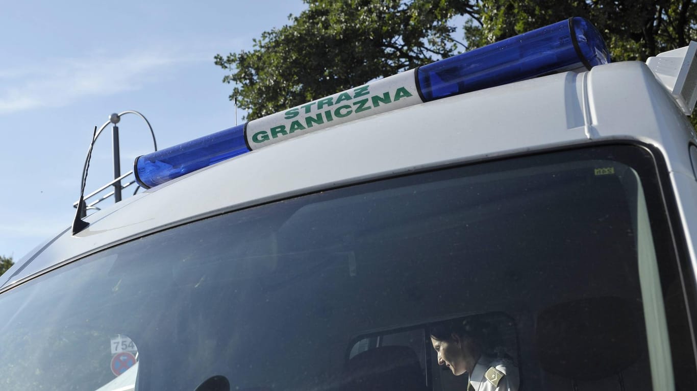 Ein polnischer Polizeiwagen (Symbolbild): In Warschau konnte ein Junge ein Kleinkind aus drei Metern Höhe das Leben retten.