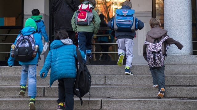 Die Entscheidung einer Berliner Waldorfschule, das Kind eines AfD-Politikers abzulehnen, ist nach Einschätzung des Berliner Senats rein rechtlich völlig in Ordnung.