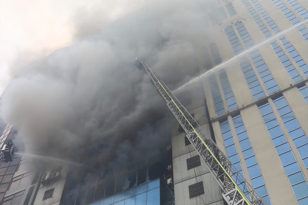 Die Feuerwehr versucht den Großbrand in Dhaka zu löschen: Auch die Marine und die Luftwaffe waren laut Feuerwehrsprecher im Einsatz.