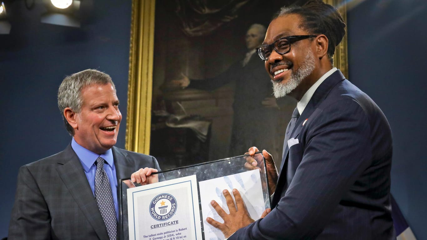 Robert Cornegy erhält den Guinness-Welt-Rekord-Preis für den größten Politiker der Welt: Er sitzt für die Demokraten im Stadtrat, wo er den New Yorker Bezirk Brooklyn vertritt.